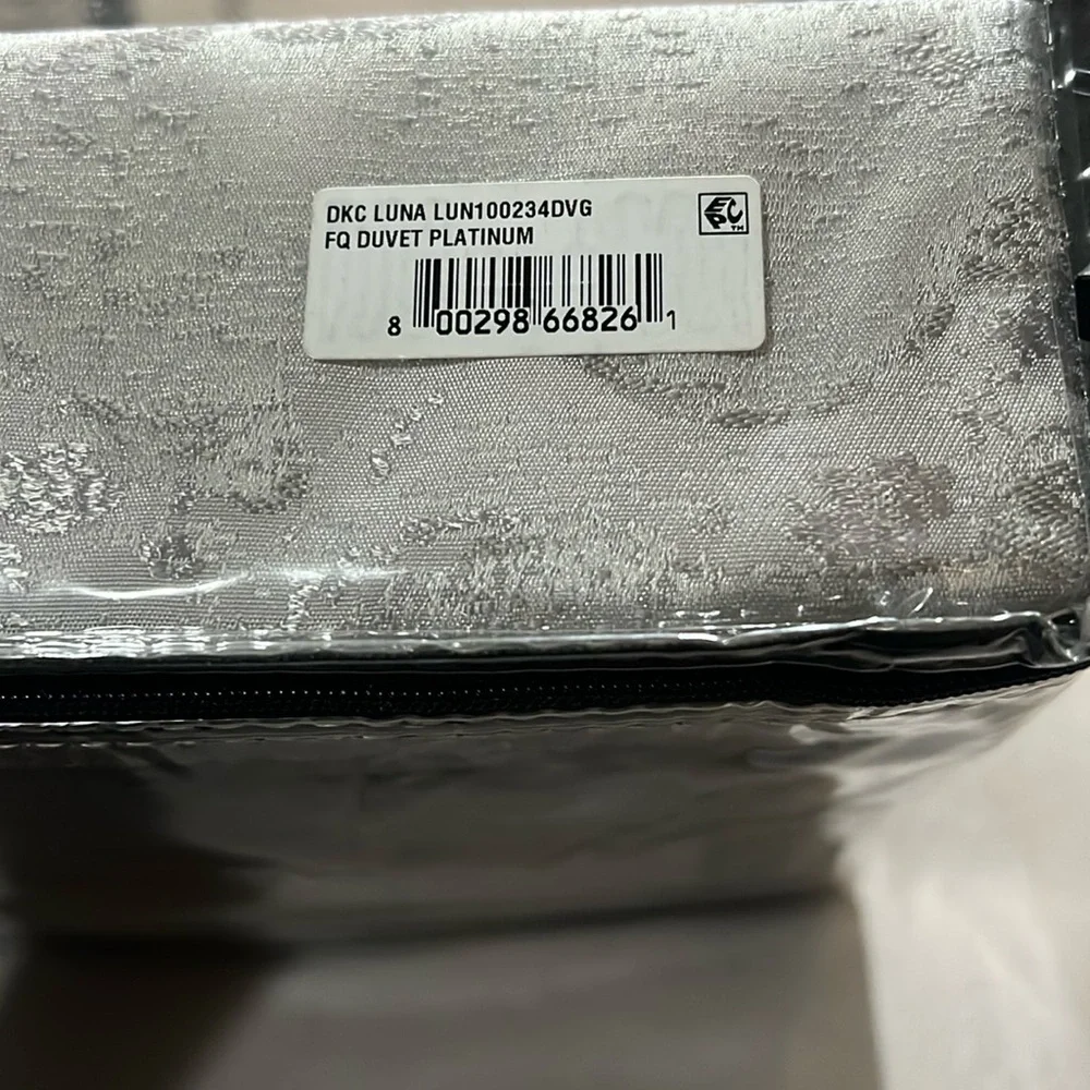 Donna Karan Luna Duvet Cover in Platinum, NWT, Size Full/Queen